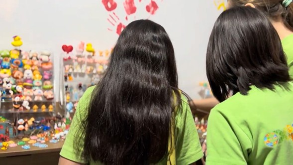 Jóvenes del América apoyando a la asociación.